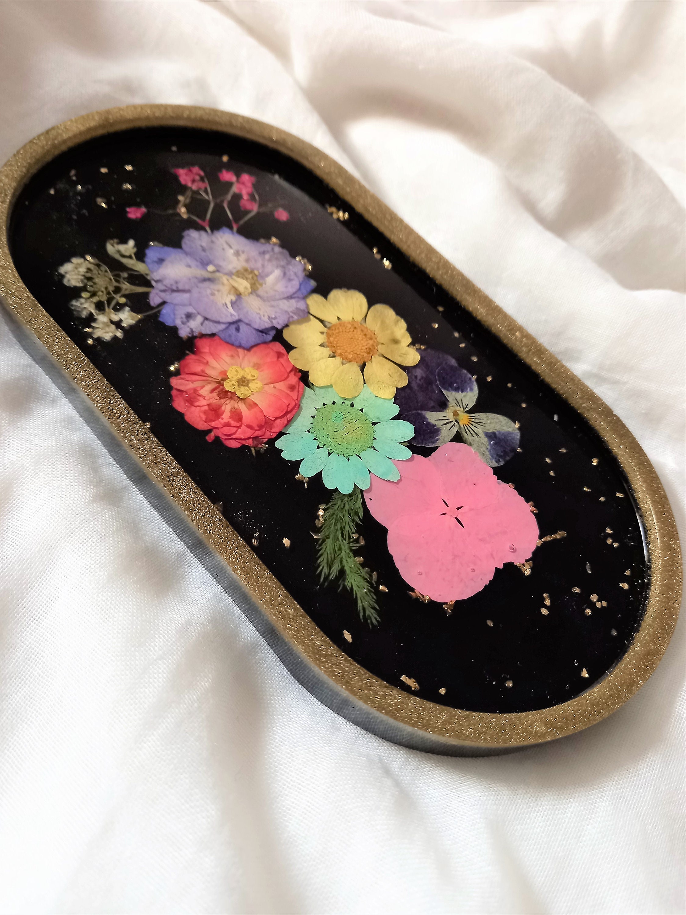 Coupelle à Bijoux, Décoration en Résine et Fleurs Séchées sur Fond Noir