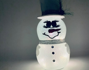 Statue fantaisiste de bonhomme de neige