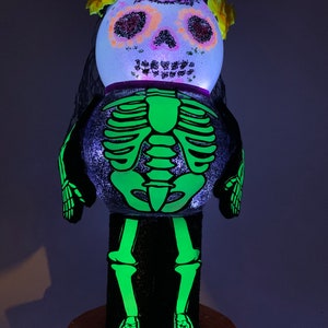 Statue uniche in vetro per il Dia De Los Muertos: aggiungi un tocco di tradizione e colore all&#39;arredamento della tua casa!
