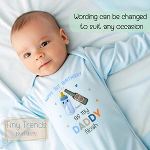 パーソナライズされた男の子向け1歳の誕生日おめでとう！パパの衣装：スリープスーツ、ベスト、Tシャツ、またはスタイ - 初めての父の日、新しいお父さんへの贈り物、パパへの贈り物