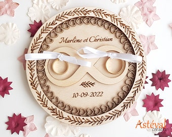 Porte alliances personnalisé en bois mariage plateau infini et coeur