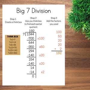 Puede incluir: Una hoja de trabajo con el t&iacute;tulo "Gran divisi&oacute;n por 7" que muestra un m&eacute;todo paso a paso para dividir 1344 entre 7. Los pasos incluyen crear una caja de pensar, usar la caja de pensar para encontrar cada cociente parcial y sumar los factores utilizados. La caja de pensar contiene una lista de m&uacute;ltiplos de 7.