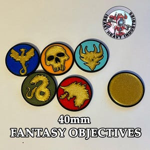 Op de afbeelding: Zes 40 mm fantasy-doeltokens. De tokens zijn rond en hebben een zwarte rand. De tokens hebben verschillende ontwerpen, waaronder een schedel, een draak, een feniks, een wolf, een hert en een blanco token. De tokens zijn gemaakt van een goudkleurig materiaal.