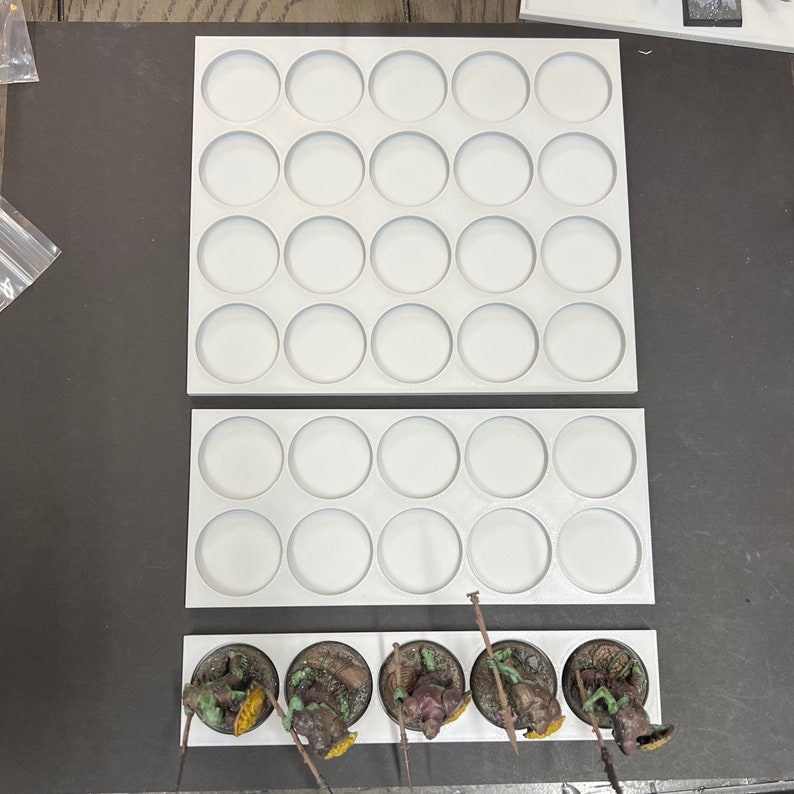 Puede incluir: Una bandeja de pintura de pl&aacute;stico blanco con 24 pocillos redondos. La bandeja est&aacute; dividida en dos secciones, cada una con 12 pocillos. La bandeja est&aacute; vac&iacute;a.