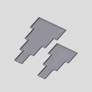 Puede incluir: Dos tapones de plástico gris con un diseño escalonado. Los tapones están diseñados para encajar en una toma de corriente estándar.