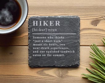 Divertente sottobicchiere in ardesia con definizione di escursionista - Regalo per escursionisti e amanti dell'aria aperta / Regalo umoristico per escursioni / Decorazione rustica con incisione laser a forma di montagna