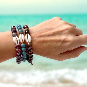 Ceramic Cowrie Shell Bracelet, Seashell Jewelry, Beach Accessories, Adjustable Unisex Bracelet, Handmade Gift, Coastal Style