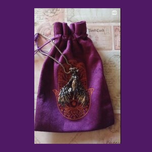 Figura femenina esotérica alada 2:1 - Collar y bolsa morada con cartas del tarot