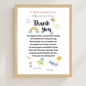 Könnte beinhalten: Ein gerahmter Druck mit einem hellen Holzrahmen. Der Druck zeigt die Worte "Thank You" in großen Buchstaben, ein Gedicht und farbenfrohe Illustrationen eines Regenbogens, einer Sonne und anderer Zeichnungen. Der Text ist an die Mitarbeiter der Hilltop Day Care Nursery gerichtet.