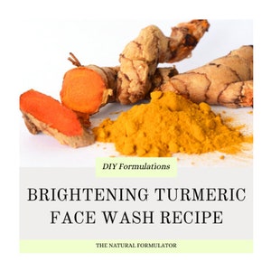 Op de afbeelding: Een close-up van kurkumawortel en poeder. De afbeelding heeft de titel "DIY Formulations Brightening Turmeric Face Wash Recipe" en is gecrediteerd aan "The Natural Formulator".