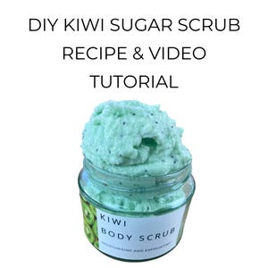 Könnte beinhalten: Ein Glas hellgrünes Kiwi-Körperpeeling mit strukturierter Optik. Das Glas hat ein weißes Etikett mit den Worten "Kiwi Body Scrub" und "Moisturising and Exfoliating". Das Bild enthält auch den Text "DIY Kiwi Sugar Scrub Recipe & Video Tutorial".