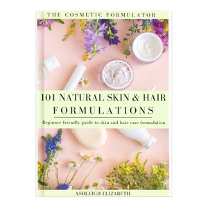 Puede incluir: Una portada de libro con fondo rosa claro y una barra de título verde. El título es "101 Formas Naturales para la Piel y el Cabello". El subtítulo es "Guía amigable para principiantes en la formulación de productos para el cuidado de la piel y el cabello". El nombre del autor es "Ashleigh Elizabeth". La portada presenta varias flores y productos para el cuidado de la piel.