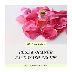 Könnte beinhalten: Eine kleine Glasflasche mit einem Korkverschluss, gefüllt mit einer rosa Flüssigkeit, umgeben von rosa Rosenblättern auf weißem Hintergrund. Der Text "DIY Formulations" befindet sich in einem gelben Kasten über dem Text "ROSE & ORANGE FACE WASH RECIPE" in schwarzer Schrift, mit dem Text "THE COSMETIC FORMULATOR" in einem gelben Kasten darunter.