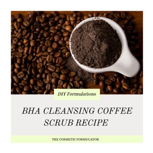 Puede incluir: Un tazón blanco lleno de granos de café molidos se encuentra sobre una superficie de madera rodeada de granos de café enteros. El texto "DIY Formulations" está en un rectángulo amarillo en la parte inferior de la imagen. El texto "BHA CLEANSING COFFEE SCRUB RECIPE" está en texto negro sobre un fondo gris claro. El texto "THE COSMETIC FORMULATOR" está en texto blanco sobre un fondo verde claro.