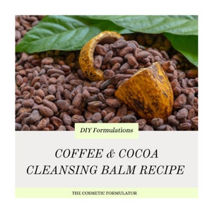Könnte beinhalten: Nahaufnahme von Kakaobohnen in ihren Schoten. Die Schoten sind aufgesprungen und zeigen die braunen Bohnen im Inneren. Der Text "DIY Formulations" und "COFFEE & COCOA CLEANSING BALM RECIPE" wird auf weißem Hintergrund angezeigt. Der Text "THE COSMETIC FORMULATOR" wird auf hellgrünem Hintergrund angezeigt.