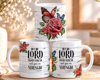 Puede incluir: Tres tazas de cerámica blanca con un diseño de textura de tablones de madera. Las tazas presentan rosas rojas, mariposas y el texto: BUT THE LORD STOOD WITH ME and gave me STRENGTH. 2 Timothy 4:17 está impreso en letra pequeña.