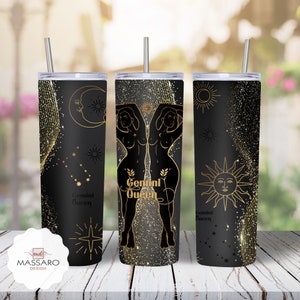 Puede incluir: Tres vasos de acero inoxidable negro y dorado con acabado brillante. Los vasos presentan un contorno dorado de un signo zodiacal Géminis con el texto "Gemini Queen".