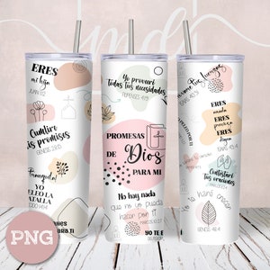 Könnte beinhalten: Drei weiße Becher mit rosa und schwarzen Designs und inspirierenden Zitaten. Die Becher zeigen Zitate wie "Eres mi hijo", "Yo provei todas tus necesidades" und "Contestare tus oraciones".