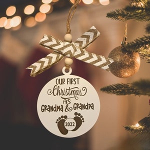 ARCHIVO DIGITAL - Nuestra primera Navidad como abuela y abuelo SVG, Adorno navideño número 1 Svg, Archivo cortado con láser, Glowforge, Abuelos, 2023 svg