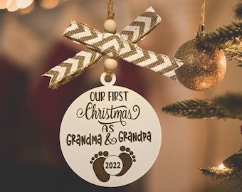 デジタルファイル - おばあちゃん、おじいちゃんとして迎える初めてのクリスマス SVG、初めてのクリスマスオーナメント SVG、レーザーカットファイル、Glowforge、祖父母、2023 SVG