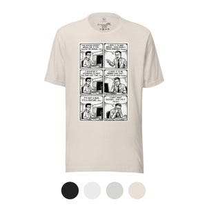 Könnte beinhalten: Beiges T-Shirt mit einem schwarz-weißen Comic-Strip über Softwareentwicklung. Der Comic zeigt einen Programmierer und einen Manager, die über Bugs und Funktionen diskutieren. Das Shirt hat einen Rundhalsausschnitt und kurze Ärmel.