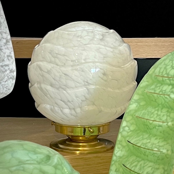 Adorable globe boule en verre de Clichy. Jolis reliefs vagues. Couleur blanche
