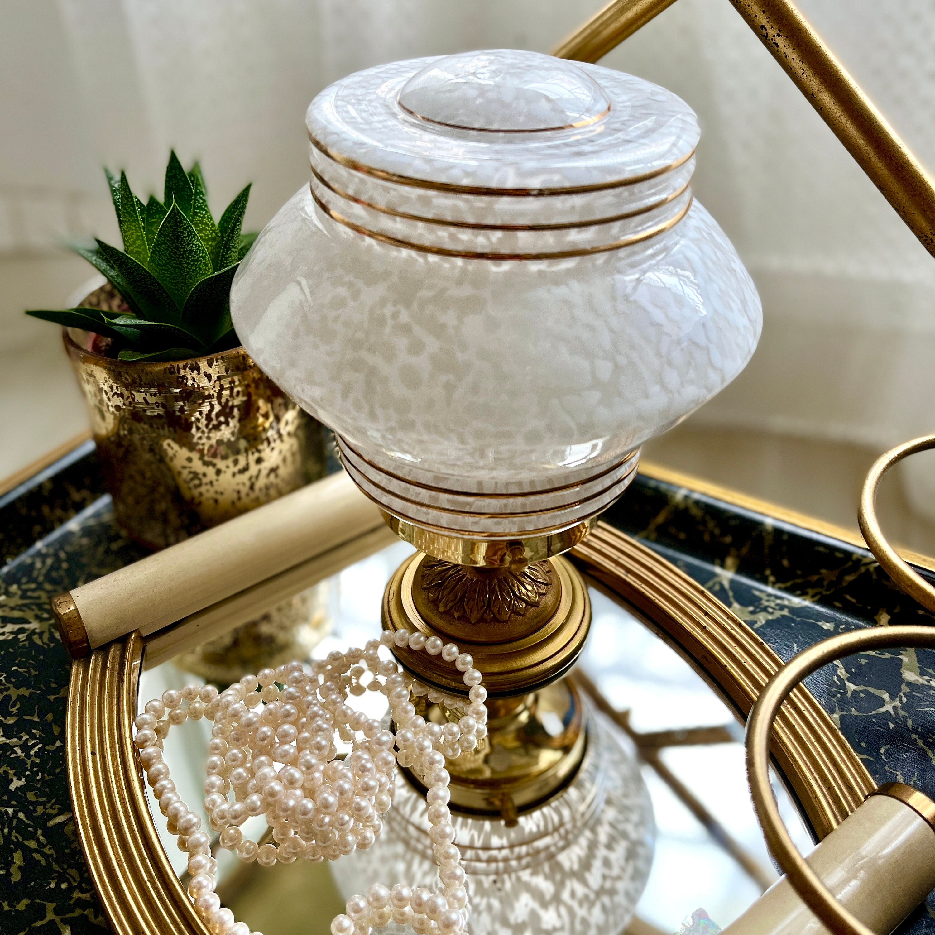 Lampe à Poser Vintage Verre de Clichy Blanc et Liserés Dorés