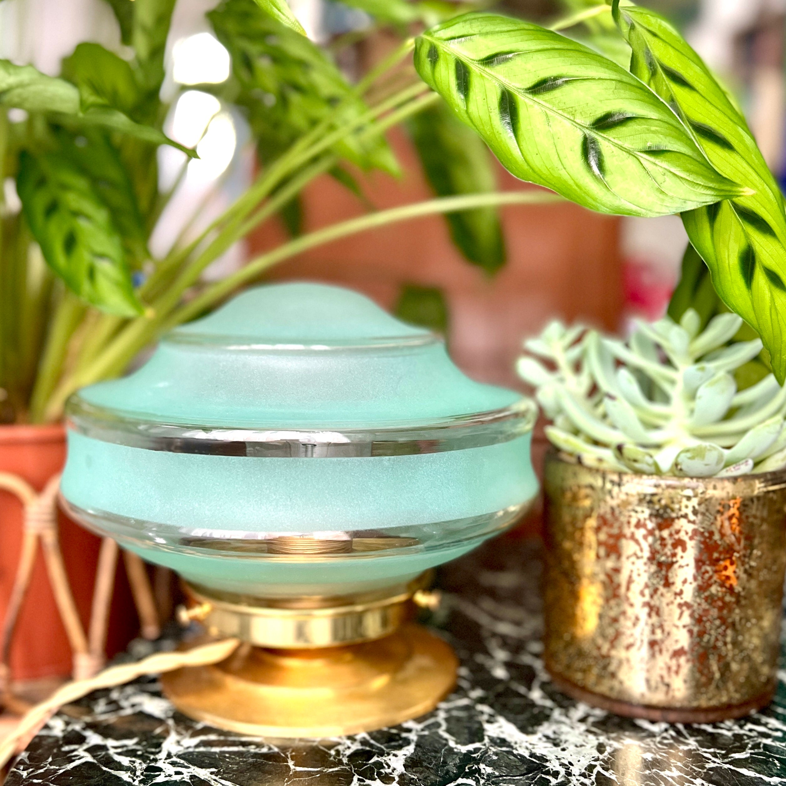 Lampe à Poser avec Un Globe Alliant Verre Givré et Transparence