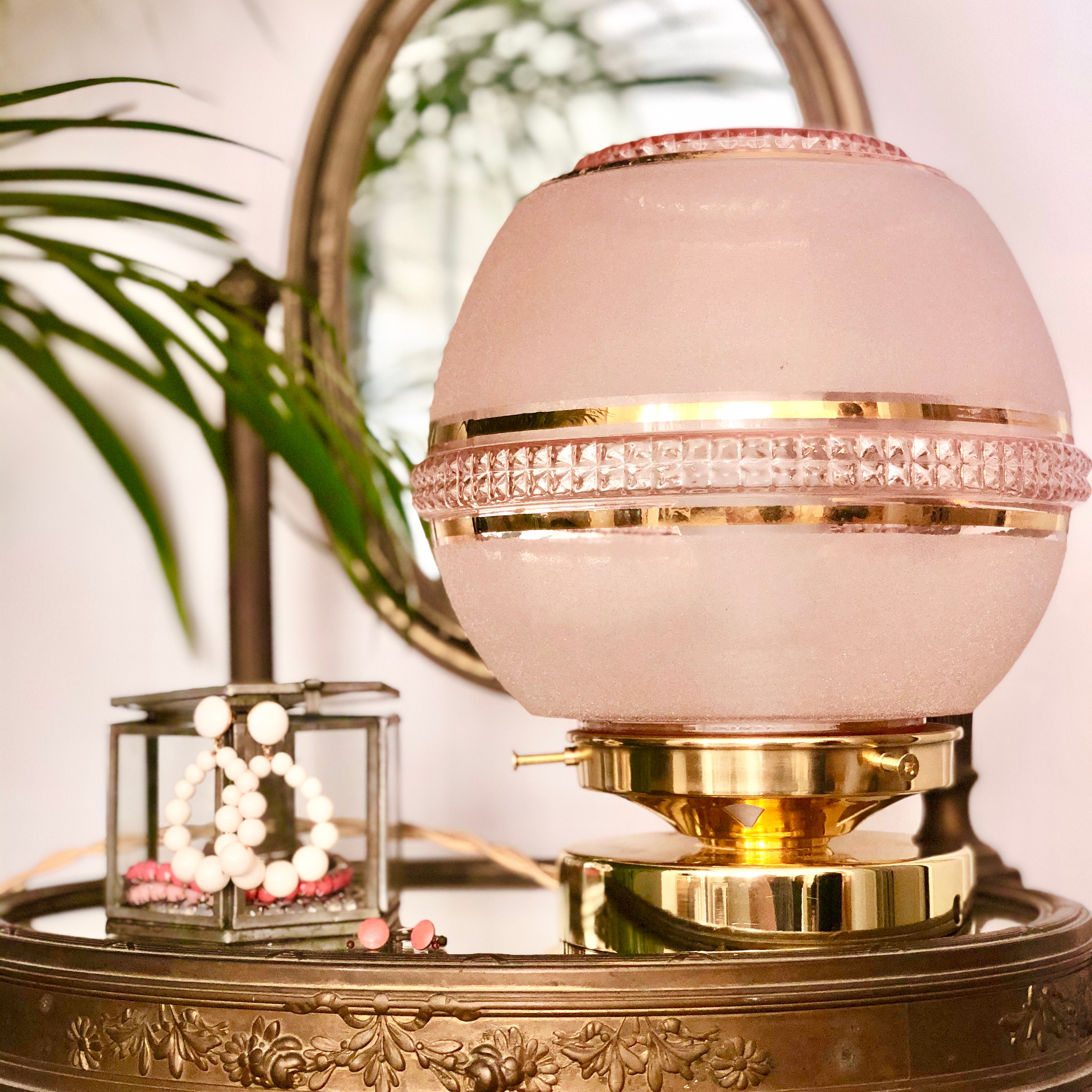 Globe Verre Granité Rose avec Ses Liserés Dorés et Frises en Relief. A Monter Lampe à Poser ou Appli