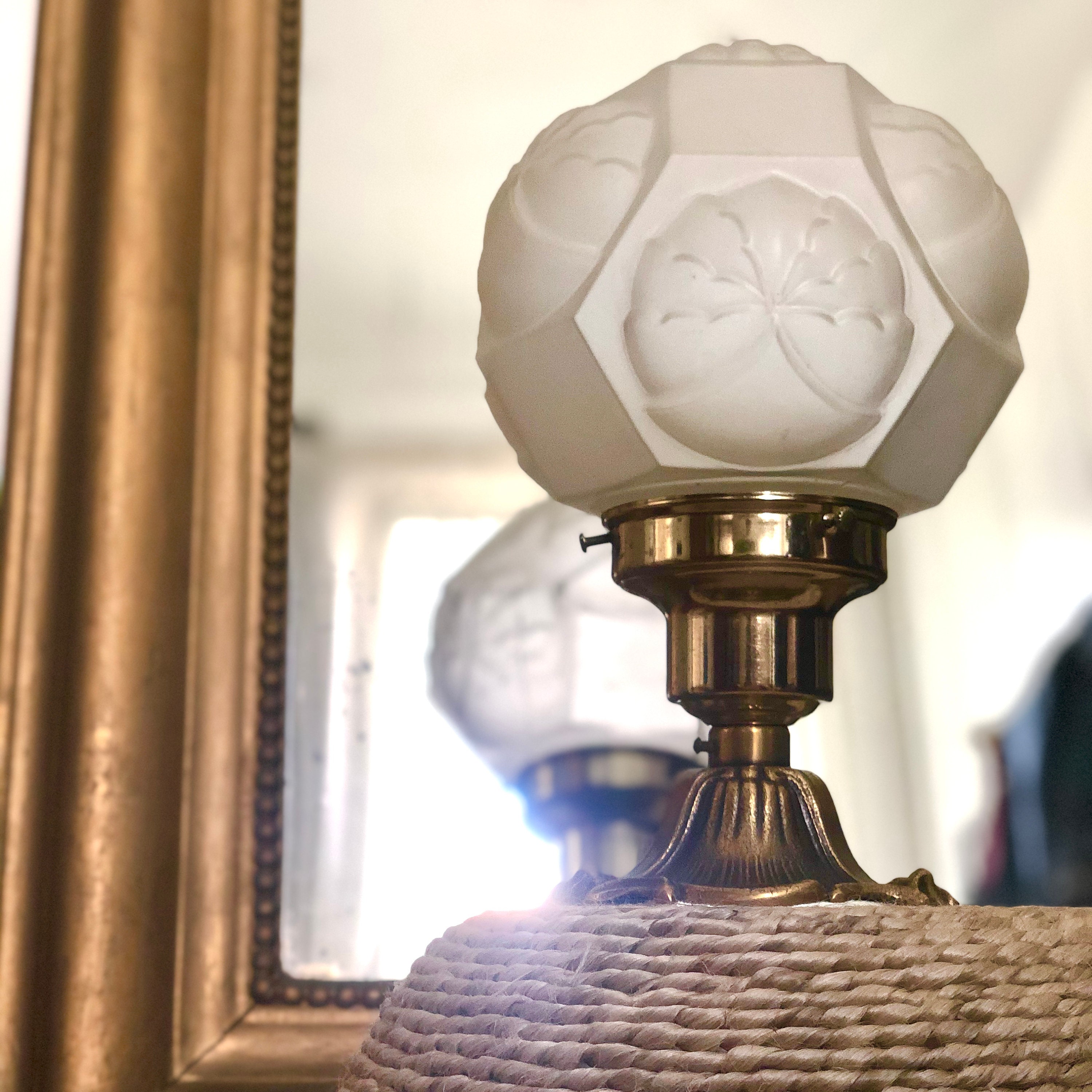 Lampe à Poser avec Un Très Original Globe Art Déco