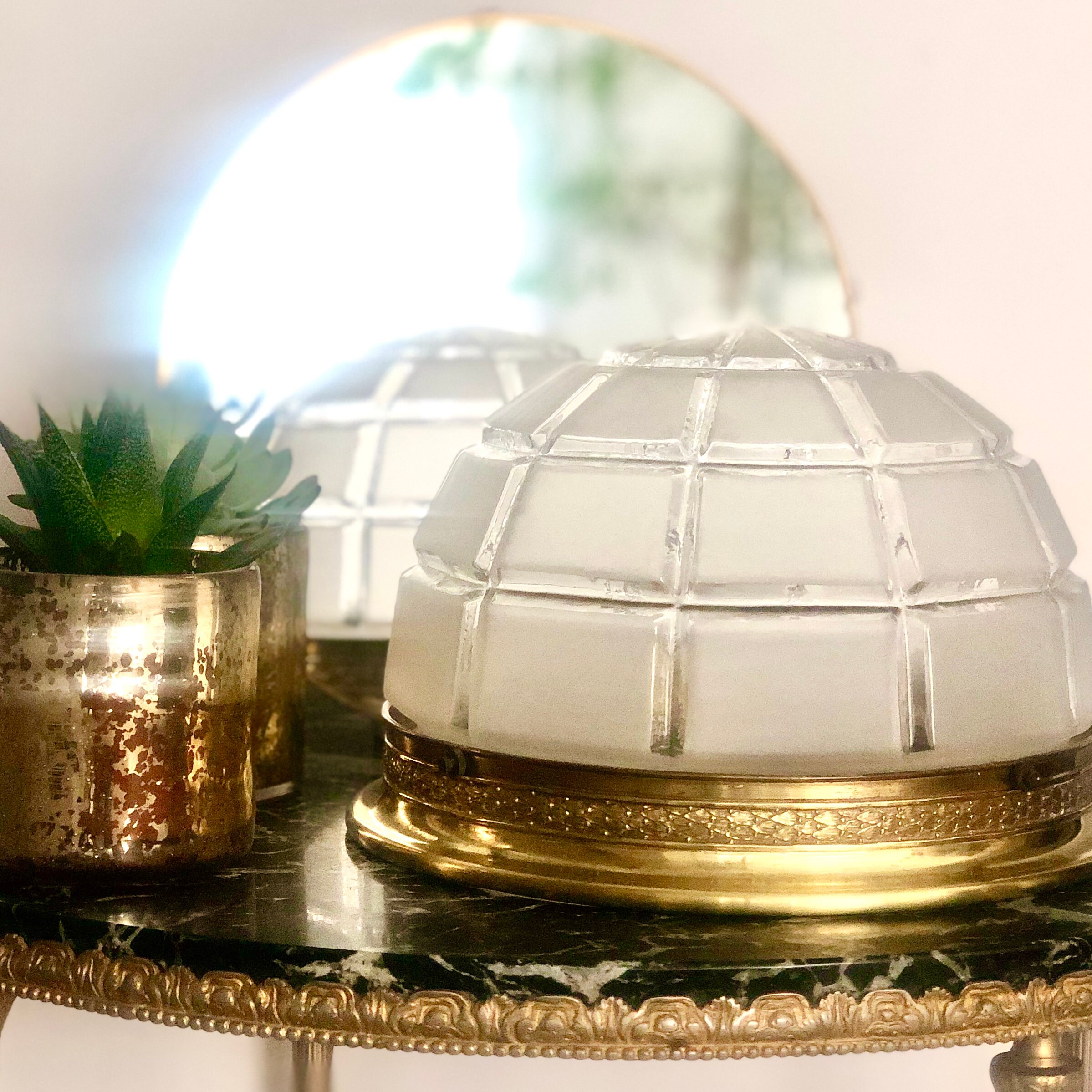 Magnifique Dôme en Verre Dépoli. Ancienne Applique Art Déco avec Son Support Laiton d'origine. en La