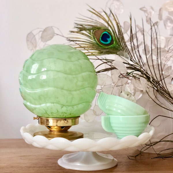 Adorable globe boule en verre de Clichy. Jolis reliefs vagues. Couleur vert Mint