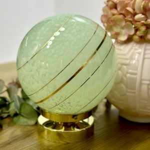 Table lamp with its voluminous green Clichy glass globe
