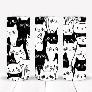 Peut inclure: Trois gobelets en acier inoxydable noir et blanc avec un motif répétitif de chats noirs et blancs. Les chats sont dessinés dans un style simple et cartoon.