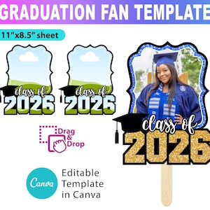 Könnte beinhalten: Eine Abschlussfeier-Fächervorlage mit dem Text "GRADUATION FAN TEMPLATE" oben. Das Design umfasst zwei Fächervorlagen mit dem Text "class of 2026" und eine Fotovorlage. Der Fächer ist 27,94 cm x 21,59 cm groß und in Canva bearbeitbar.