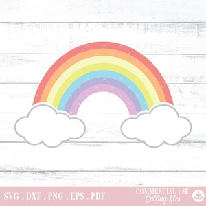 Peut inclure: Un arc-en-ciel avec des nuages de chaque côté. L'arc-en-ciel est composé de rouge, orange, jaune, vert, bleu, indigo et violet. Les nuages sont blancs.