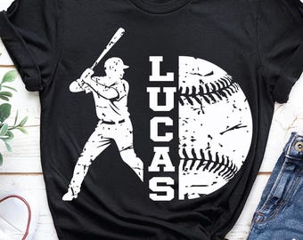 Gepersonaliseerd honkbalspeler silhouet shirt, T-shirt met aangepaste naam en honkbalprint, sportief ontwerp in varsity-stijl, halve honkbalstiksel - AB936