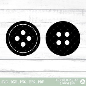 Puede incluir: Dos formas de botones negras y blancas con cuatro agujeros cada una. Los botones están sobre un fondo de madera blanca.