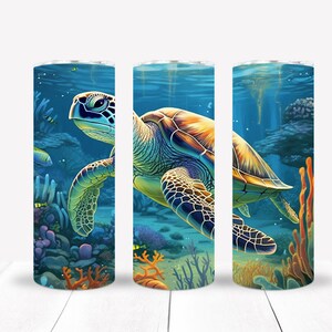Peut inclure: Trois gobelets en acier inoxydable avec un motif de tortue de mer coloré. Les gobelets présentent une tortue de mer verte nageant dans un océan bleu avec des récifs coralliens et des poissons.