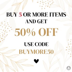 Pu&ograve; includere: Uno sfondo bianco con motivi floreali dorati e un cuore nero. Il testo dice "ACQUISTA 5 ARTICOLI O PI&Ugrave; E OTTIENI IL 50% DI SCONTO USA IL CODICE BUYMORE50"