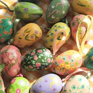 Œufs de Pâques peints à la main