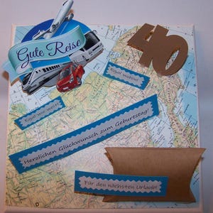 Könnte beinhalten: Eine Geburtstagskarte mit Reisemotiv und Weltkartenhintergrund. Die Karte zeigt ein Banner mit der Aufschrift "Gute Reise" und Abbildungen eines Flugzeugs, Zuges, Busses und Autos. Blaue und weiße Banner mit deutschem Text sowie eine große "40" sind ebenfalls enthalten.