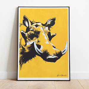 Può includere: Un'illustrazione in bianco e nero della testa di un facocero su uno sfondo giallo brillante. Il facocero ha grandi zanne e la fronte corrugata. La firma dell'artista, "Simon Kavanagh", è nell'angolo in basso a destra.