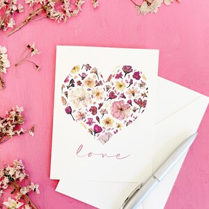 Carte Cherry Blossom Love - impression de fleurs de cerisier pressées en forme de coeur - carte vierge pliée 5 x 7 et enveloppe - Saint-Valentin (M/CARD LOV 4)