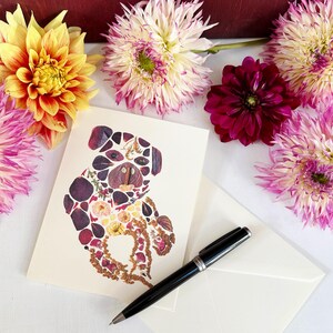Botanical Bubba Dog - Tarjeta con flores y hojas prensadas impresas en forma de perro - Tarjeta en blanco plegada de 5 x 7 y sobre (M/CARD DOG 1)