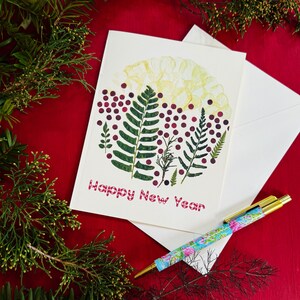 Biglietto di auguri di buon anno - Fiori pressati stampati su un biglietto di auguri vuoto - rosso e verde - biglietto piegato 5x7 e busta (M/CARD HOL 6)