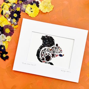 Eichhörnchen - signierter, mattierter Druck eines Eichhörnchens aus Blüten und Blättern - 13x18 mit Passepartout in 8x10 Passepartout - florales Dekor (M/PRIN SQU 1)