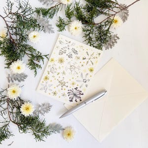 Biglietto di auguri natalizi con fiocchi di neve floreali - Biglietto di Natale vuoto con fiori e foglie pressati stampati - biglietto piegato 5x7 e busta (M/CARD HOL 3)