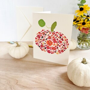 Calabaza floral - Tarjeta de felicitación en blanco con flores prensadas impresas - Tarjeta de Halloween - tarjeta en blanco doblada 5x7 y sobre (M/CARD PUM 1)