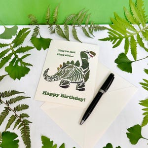 Cartão de aniversário de dinossauro - folhas de samambaia e ginkgo prensadas impressas em formato de dinossauro - cartão em branco 5x7 dobrado e envelope (M/CARD DIN 1)